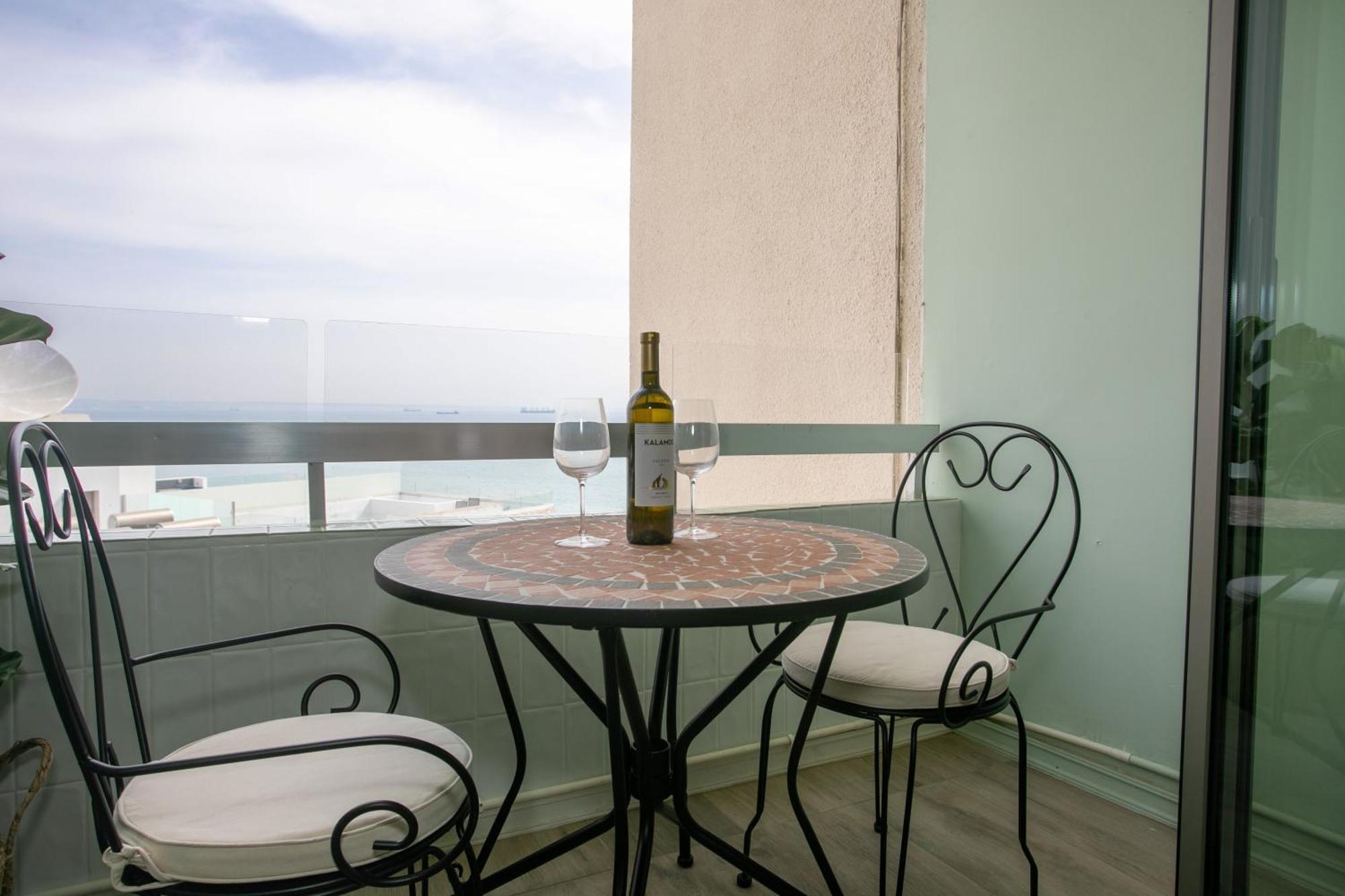 Palmove Luxurious Beachfront Apt Larnaca Exterior photo
