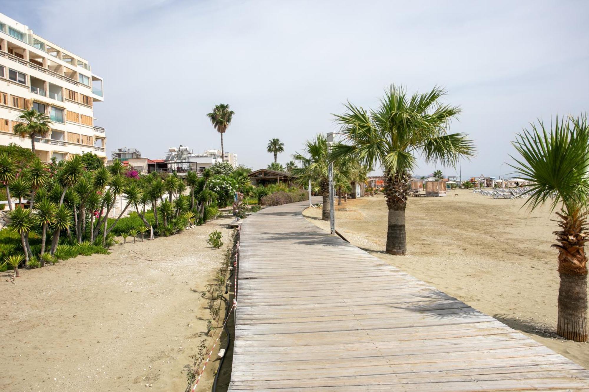Palmove Luxurious Beachfront Apt Larnaca Exterior photo