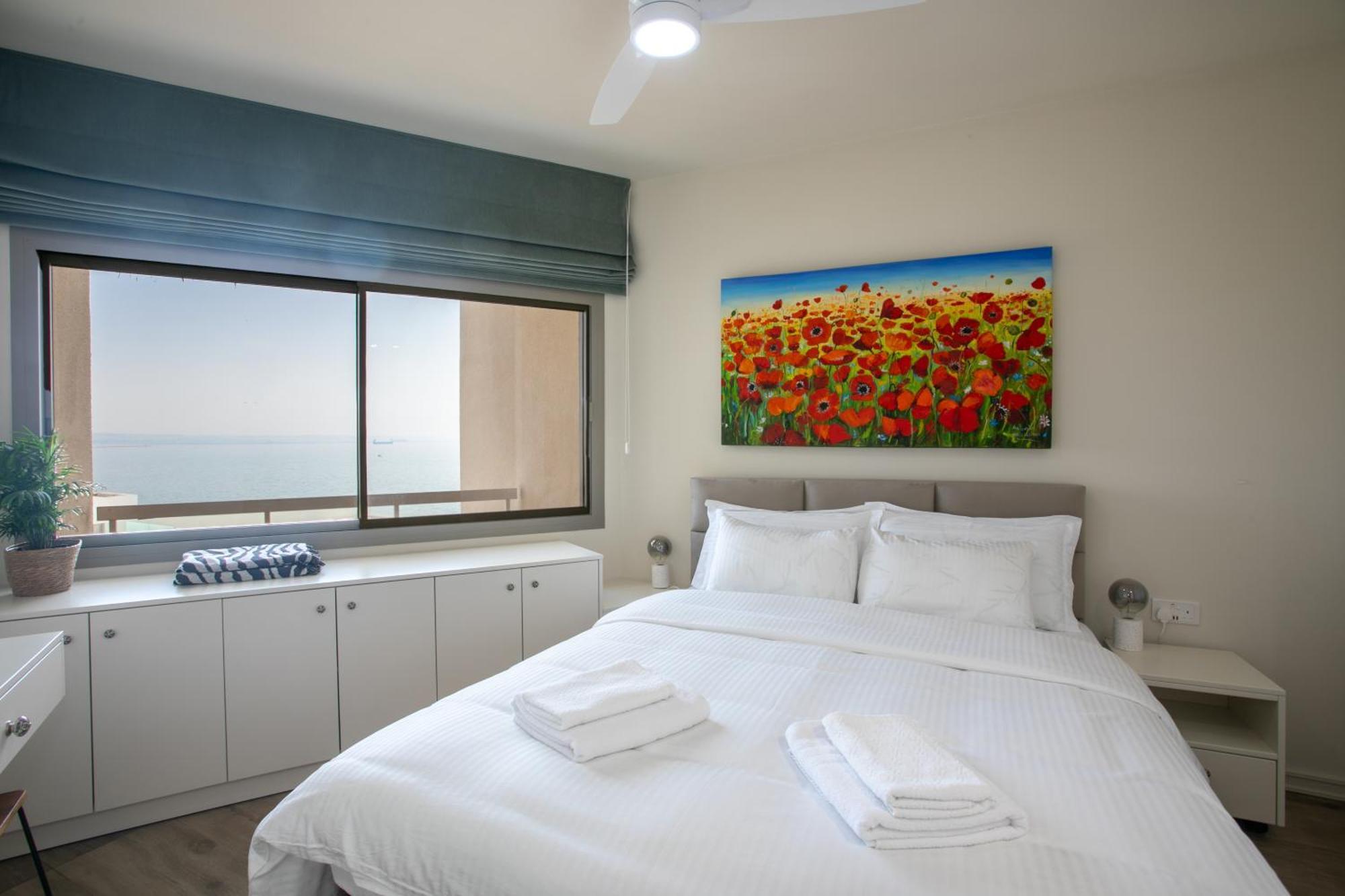 Palmove Luxurious Beachfront Apt Larnaca Exterior photo