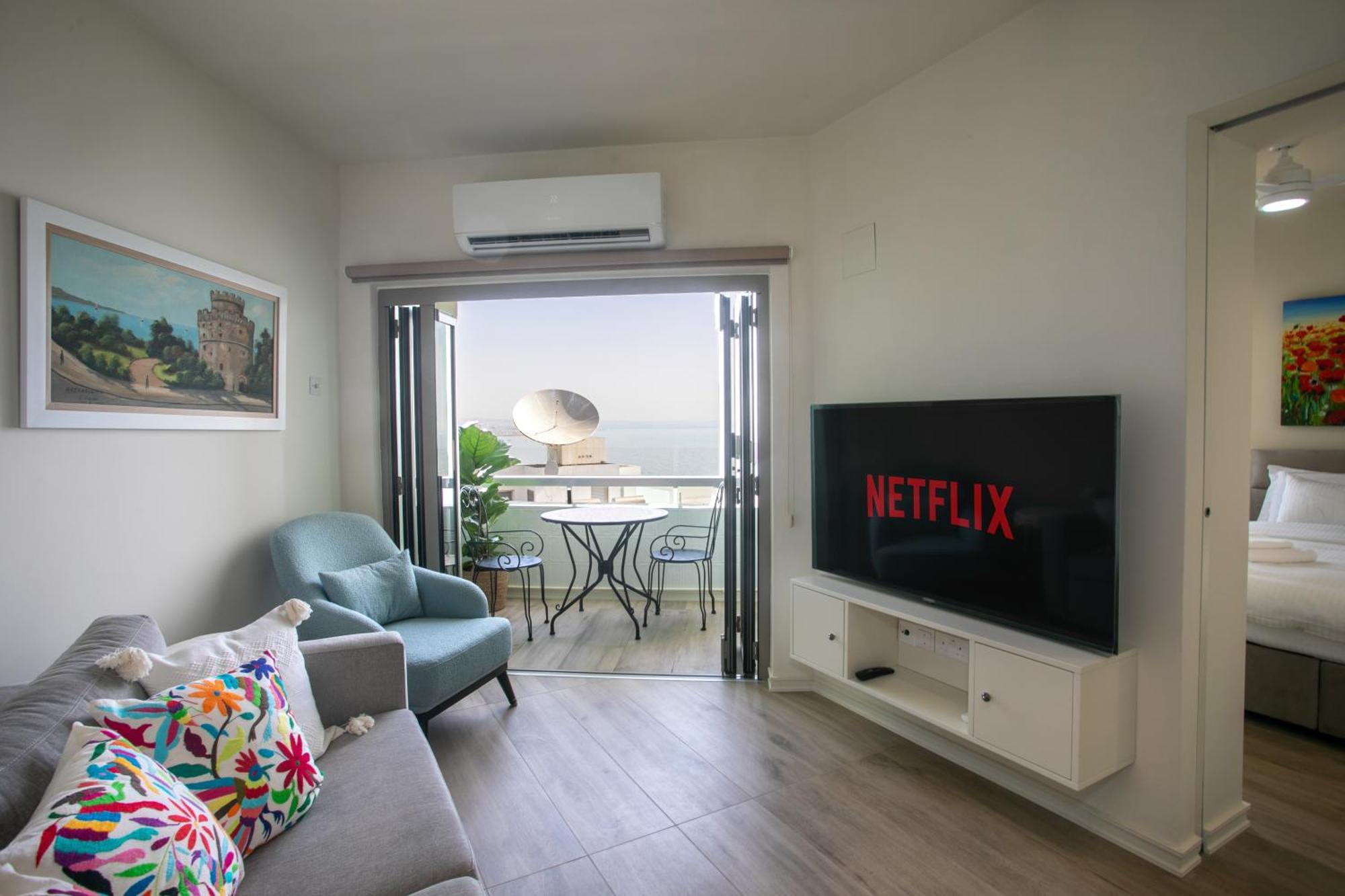 Palmove Luxurious Beachfront Apt Larnaca Exterior photo